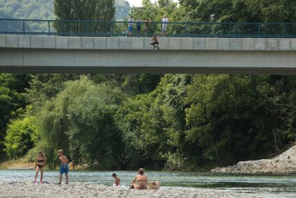 HRABRO, ALI I OPASNO Tinejdžer prvi skočio sa Zelenog mosta (FOTO)