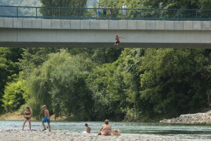 GRAD NIJE ANGAŽOVAO SPASIOCE Djeca skaču sa Zelenog mosta bez nadzora