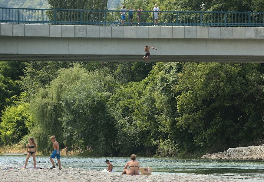 GRAD NIJE ANGAŽOVAO SPASIOCE Djeca skaču sa Zelenog mosta bez nadzora
