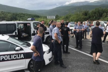 Radnici „Aluminija“ BLOKIRALI MAGISTRALU kod Mostara, puštaju samo djecu i bolesne osobe