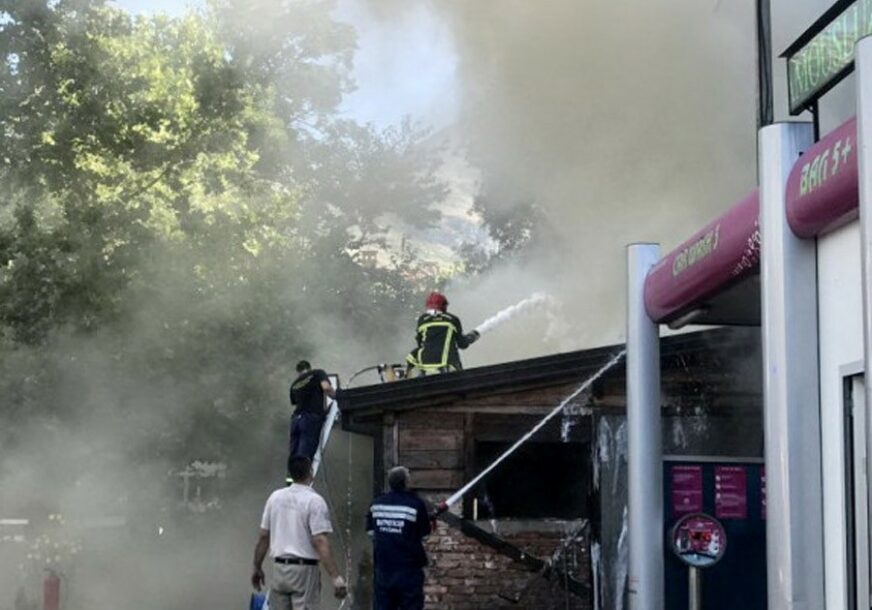 GORI ROŠTILJNICA Vatrogasci gase požar u Trebinju