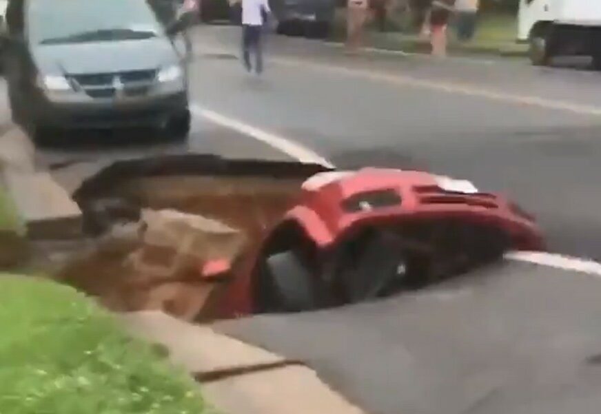 NEVJEROVATNO Odjednom se pojavila rupa na ulici i PROGUTALA AUTOMOBIL (VIDEO)