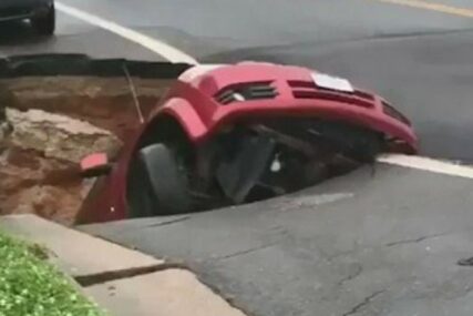 NEVJEROVATAN SNIMAK Pogledajte kako je rupa progutala automobil (VIDEO)
