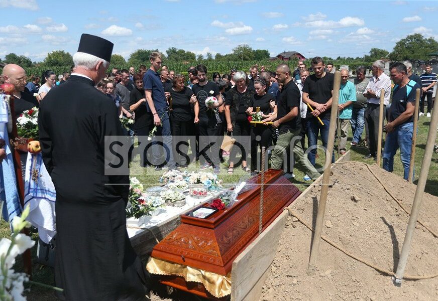 JAUCI MAJKE I SESTRE PARALI NEBO Saša Kudra sahranjen UZ GROB svog brata (FOTO)