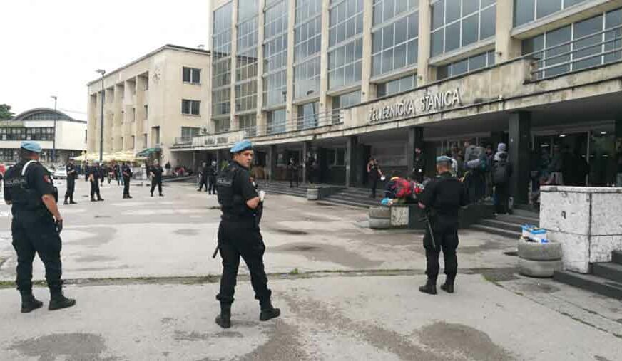 OPSADNO STANJE Specijalci opkolili migrante na Željezničkoj stanici u Sarajevu
