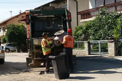 PRIJEDORČANI U STRAHU ZA ZDRAVLJE Optužuju “Komunalne usluge” da vodu iz smeća razlivaju po ulicama