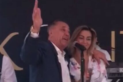 UOPŠTE NIJE ZABRINUT ZBOG TUŽBE Zdravko Mamić se uhvatio mikrofona na svadbi (VIDEO)