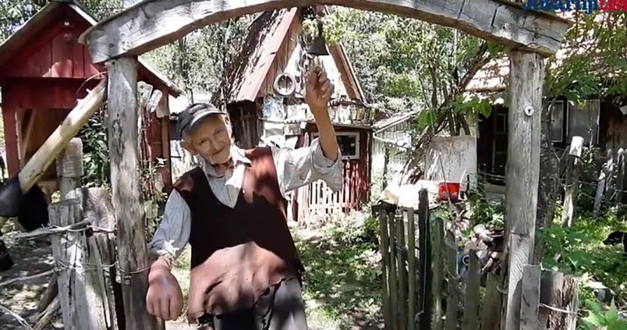"NEMA DOBRIH LJUDI" Starac je jedini stanovnik u selu, sebi je NAPRAVIO I CRKVU (VIDEO)
