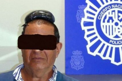 URNEBESNI KRIJUMČAR Kolumbijac ispod perike sakrio pola kilograma kokaina