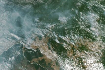 GORE "PLUĆA SVIJETA" Rekordan broj požara u Amazoniji, dim se proširio i 2.500 kilometara dalje (FOTO)