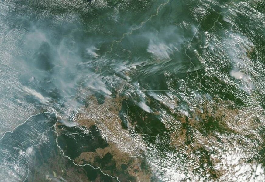 GORE "PLUĆA SVIJETA" Rekordan broj požara u Amazoniji, dim se proširio i 2.500 kilometara dalje (FOTO)