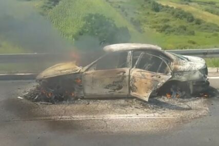 IZGORIO AUTOMOBIL Vozilo se zapalilo tokom vožnje, putnici se spasli u posljednji čas (VIDEO)