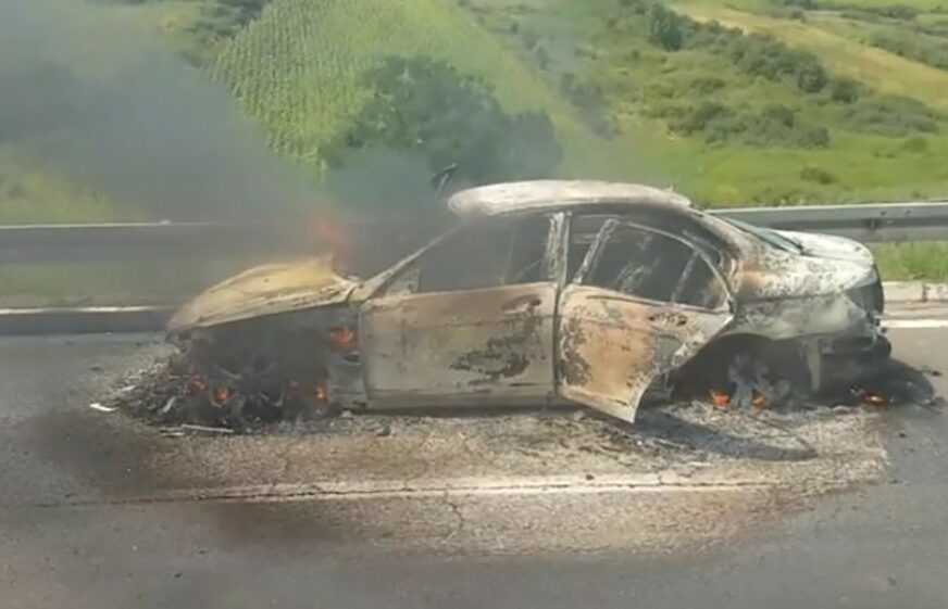 IZGORIO AUTOMOBIL Vozilo se zapalilo tokom vožnje, putnici se spasli u posljednji čas (VIDEO)