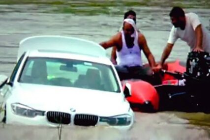 I TO SE DEŠAVA BMW gurnuo u rijeku jer je za rođendan htio “jaguar” (VIDEO)