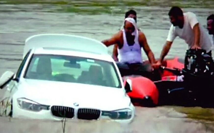 I TO SE DEŠAVA BMW gurnuo u rijeku jer je za rođendan htio “jaguar” (VIDEO)