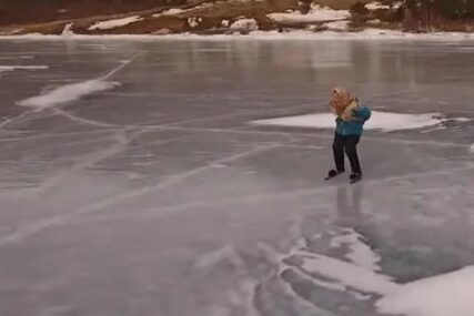 SREĆNA I NASMIJANA Ruska bakica u 78. godini s pjesmom kliže zaleđenim jezerom u Sibiru (VIDEO)