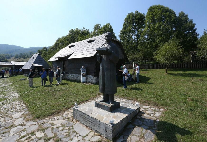 "Bolji uslovi za posjetioce" Zaposleni gradske Turističke organizacije uređivali Kočićevo ognjište (FOTO)