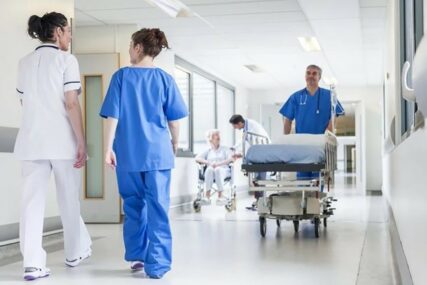MEDICINSKA SESTRA I ČISTAČICA IMAJU ISTU PLATU Zbog manjka radnika bolnice zatvaraju odjeljenja