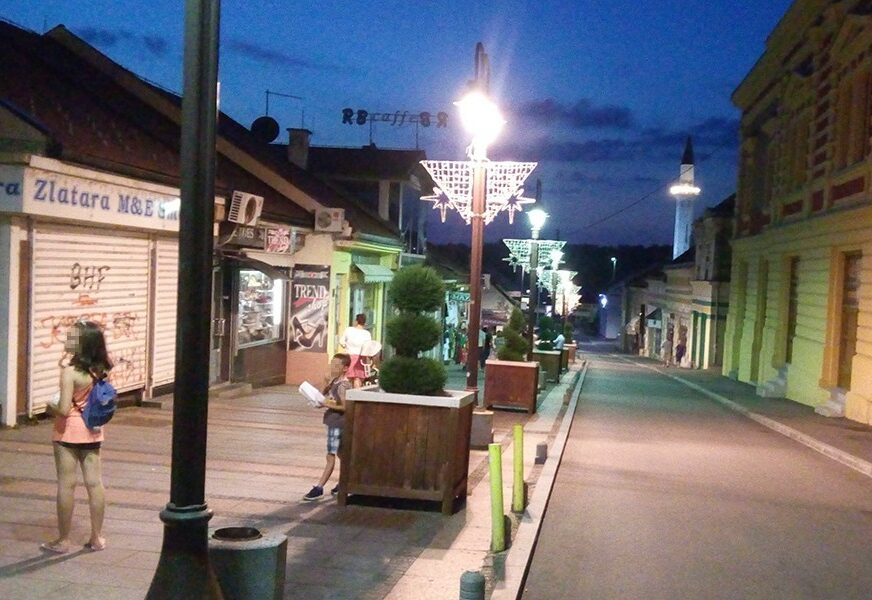 Novogodišnji ukrasi na uličnoj rasvjeti i u avgustu