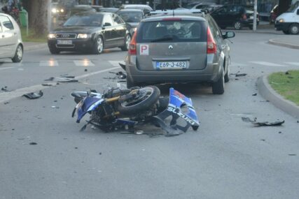 SUDAR AUTOMOBILA I MOTORA Teško povrijeđen motociklista iz Mađarske