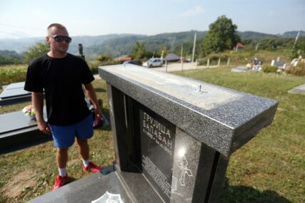 UKRADENA BISTA POGINULOG BORCA Oskrnavljeno porodično groblje u Rekavicama