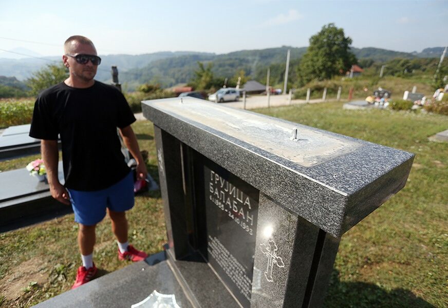 UKRADENA BISTA POGINULOG BORCA Oskrnavljeno porodično groblje u Rekavicama
