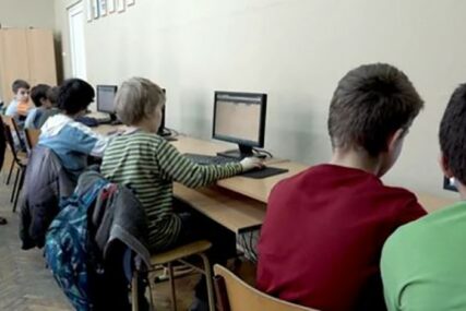 LIJEPA VIJEST ZA ĐAKE U 12 osnovnih škola u Srpskoj digitalizacija udžbenika Geografije