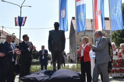 “RATNE ZLOČINE PROCESUIRATI” Hrvatska predsjednica otkrila spomenik Franji Tuđmanu u Glini