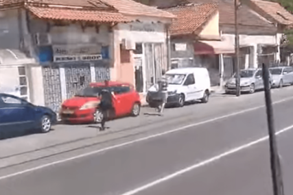 FILMSKA POTJERA Policajac jurio muškarca po ulici i između auta (VIDEO)