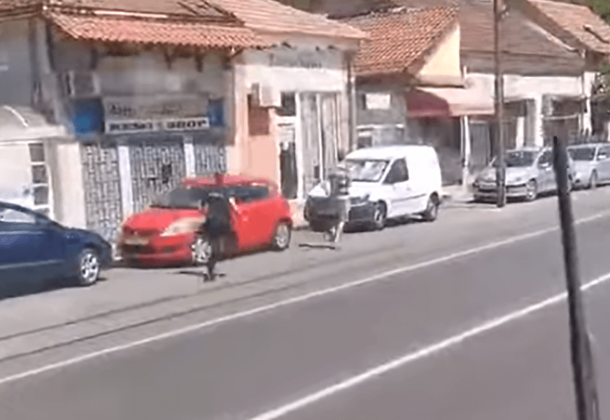 FILMSKA POTJERA Policajac jurio muškarca po ulici i između auta (VIDEO)
