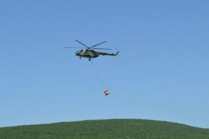 VATRA NE JENJAVA Helikopter Oružanih snaga BiH i drugi dan gasi požar kod Prozor - Rame