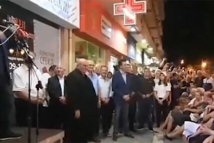 Dačić u Paraliji poručio "Ljetujte tamo gdje vas vole", pa ZAPJEVAO "TAMO DALEKO" (VIDEO)