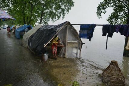 DRAMA U INDIJI Broj nastradalih dostigao 147, stotine hiljada ljudi napustilo svoje domove (VIDEO)