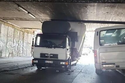 KAMIONDŽIJA NAPRAVIO LOŠU PROCJENU Nije pogledao u znak, ušao u tunel i OSTAO ZAGLAVLJEN (FOTO)