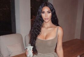 (FOTO,VIDEO) KIM KARDAŠIJAN UKRALA ŠOU NA CRVENOM TEPIHU Tufne, dalmatinci i provokativni detalji privukli sve poglede
