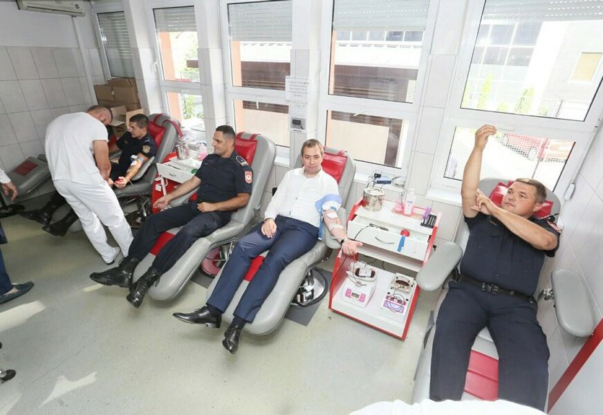 HUMANOST NA DJELU Pripadnici policije KPZ Banjaluka darovali krv