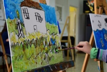 Škola crtanja za djecu sa i bez invaliditeta predstavlja radove u UDAS-u