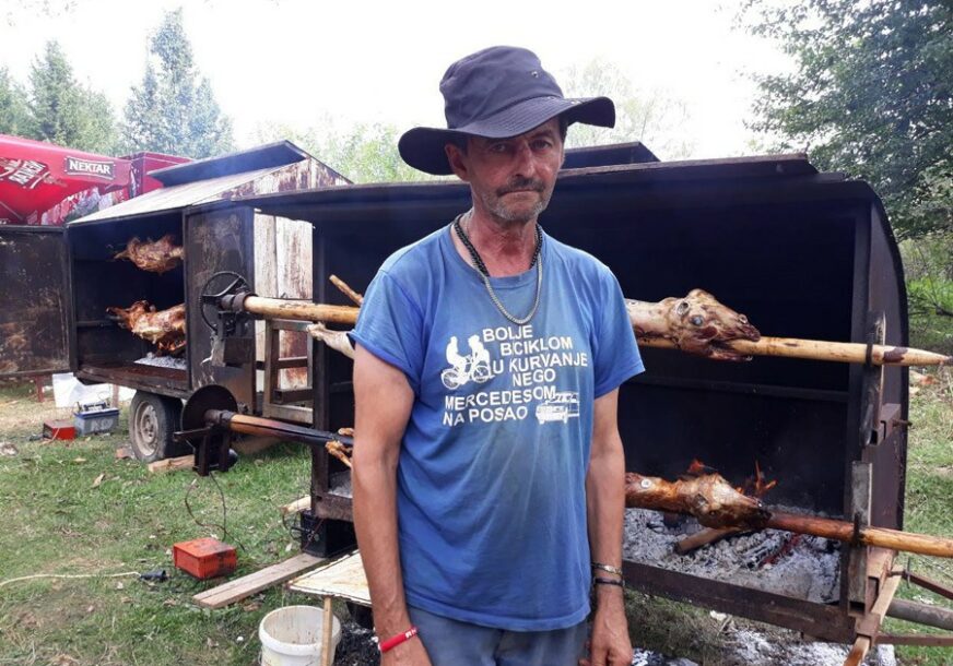 "RADIM KAO CRNAC, NE STIŽEM DA GANJAM ŽENE" Marko na Kočićevom zboru nosi majicu sa OVOM PORUKOM (FOTO)