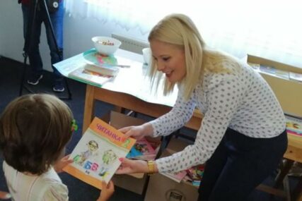MINISTARKA TRIVIĆ URUČILA POKLONE Udžbenici i knjige na ćirilici za srpsku djecu u Glamoču