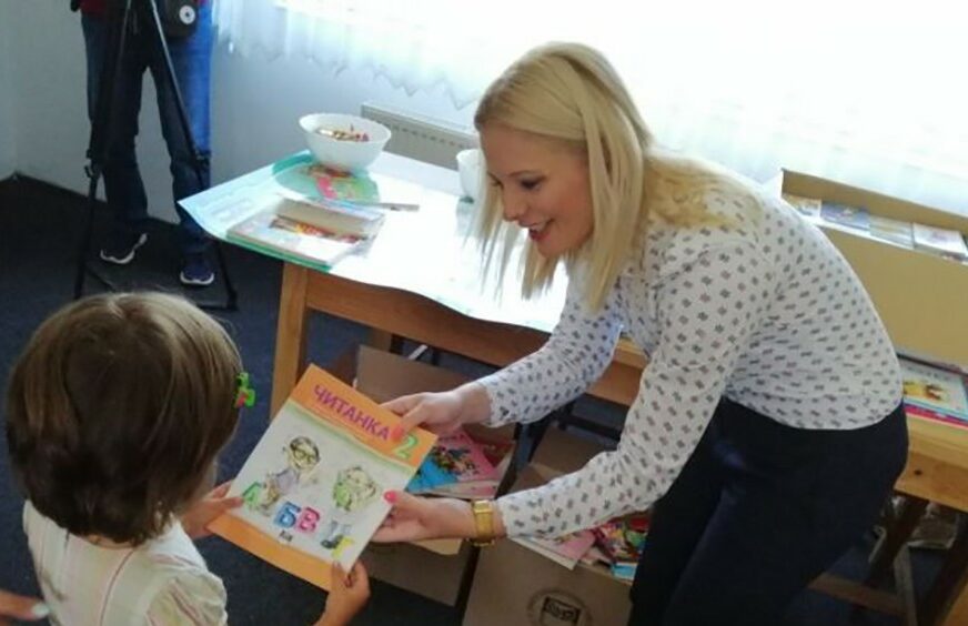 MINISTARKA TRIVIĆ URUČILA POKLONE Udžbenici i knjige na ćirilici za srpsku djecu u Glamoču