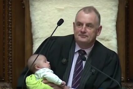 BEBA U PARLAMENTU Predsjednik Predstavničkog doma hranio bebu u toku rasprave (VIDEO)