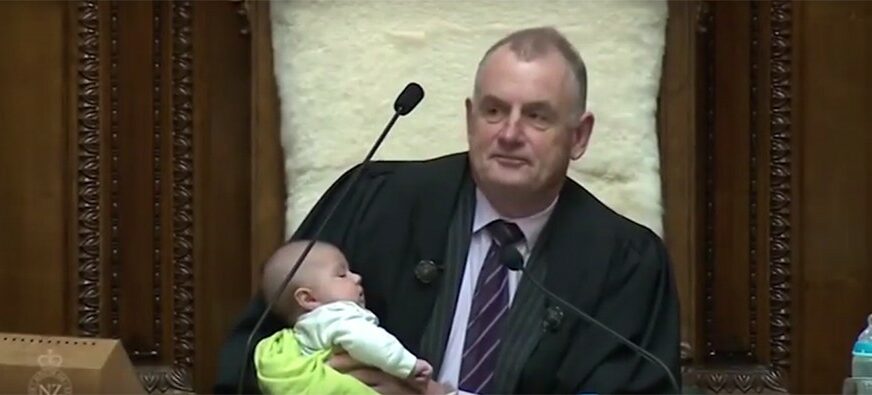BEBA U PARLAMENTU Predsjednik Predstavničkog doma hranio bebu u toku rasprave (VIDEO)