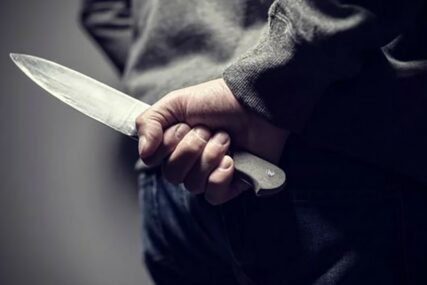 U PSIHIČKOM RASTROJSTVU Nožem ubio mladića i ranio osmoro ljudi