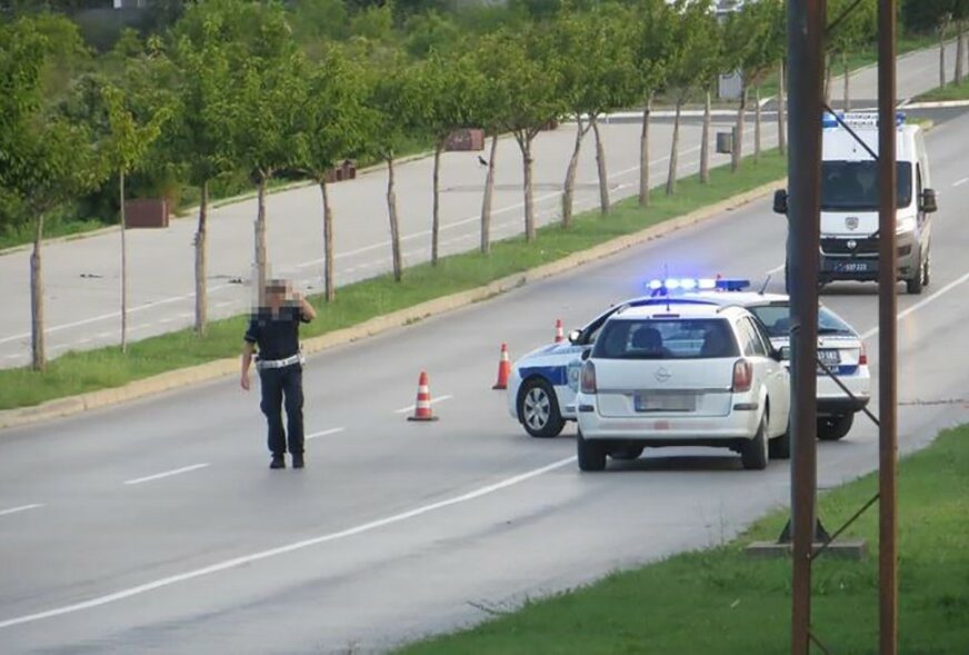 NASTRADAO DOK JE MIJENJAO GUMU Od udarca odletio desetak metara, pijani vozač se SAKRIO U ŽBUNJE