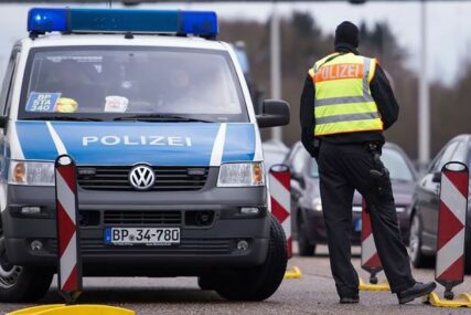 MEĐU KOLJENIMA PIVA, U RUCI NEVAŽEĆA DOZVOLA Vozač iz BiH šokirao njemačku policiju