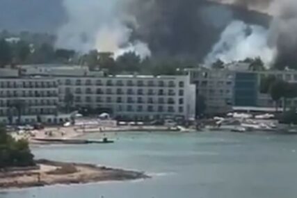 BUKTINJA NA IBICI Avioni i helikopteri gase veliki požar u poznatom ljetovalištu (VIDEO)