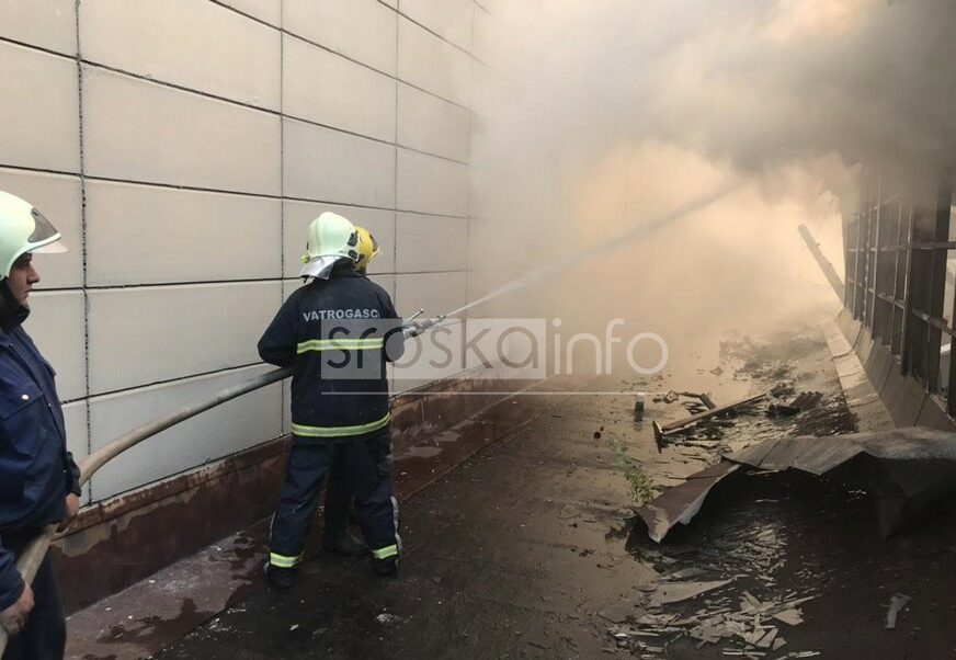 BIVŠA FABRIKA I DALJE GORI Vatrogasci iz Istočnog Sarajeva se BORE SA VATRENOM STIHIJOM (FOTO)