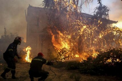 KATASTROFA VIDLJIVA IZ SVEMIRA Požari u Grčkoj divljaju, a satelitski snimci prikazuju SAV UŽAS vatrene stihije (FOTO)