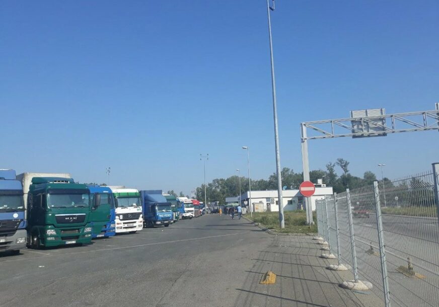 „BORIMO SE ZA RADNA MJESTA“ Špediteri i prevoznici na Rači PROTESTUJU zbog izgradnje novog terminala