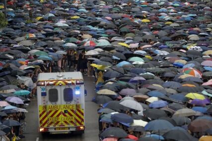 NE ODUSTAJU Desetine hiljada demonstranata protestuje u Hongkongu